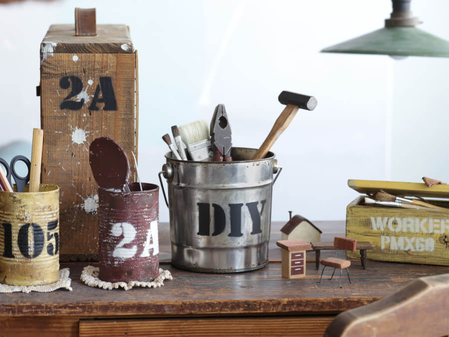 DIYと書かれた缶